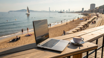 Ноутбук на столе с видом на Испанию